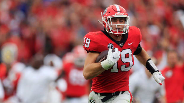 Georgia Bulldogs tight end Brock Bowers (19) scores a touchdown during the second quarter of an NCAA football game Saturday, Oct. 29, 2022 at TIAA Bank Field in Jacksonville. The Georgia Bulldogs outlasted the Florida Gators 42-20. [Corey Perrine/Florida Times-Union] Flgai 102922 Florida Vs Georgia 78  